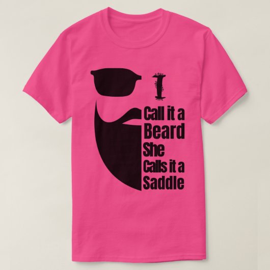私は彼女はそれをサドル13と呼ぶひげと呼ぶ Tシャツ (デザイン正面)