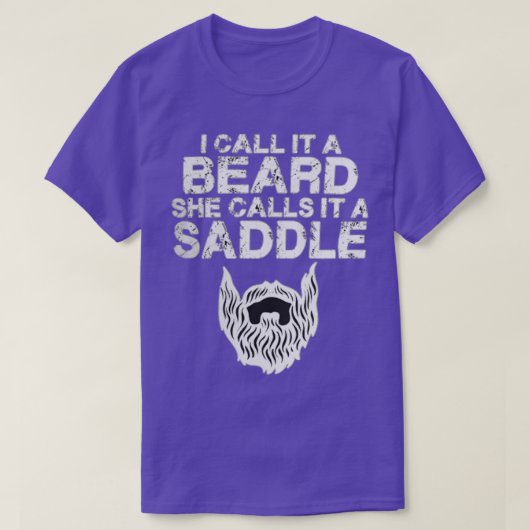 私は彼女はそれをサドル7と呼ぶひげと呼ぶ Tシャツ (デザイン正面)