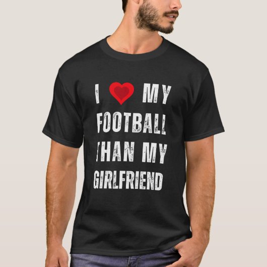 私は彼女よりもサッカーが好きだ Tシャツ (正面)