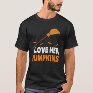 私は彼女を愛する彼のbroomstickカボチャ半小便が大好き tシャツ