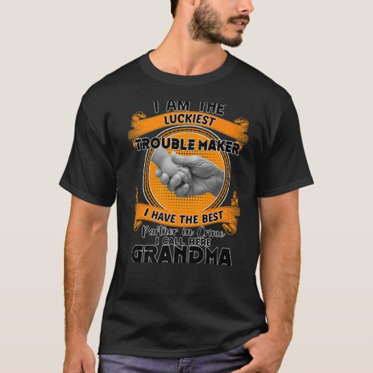 私は彼女を祖母と呼ぶ中で最も幸運なトラブル・メーカーである Tシャツ (正面)
