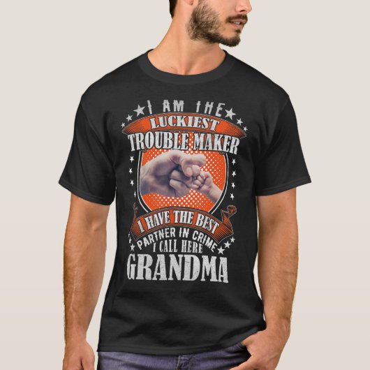 私は彼女を祖母と呼ぶ中で最も幸運なトラブル・メーカーである Tシャツ (正面)