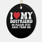 私は彼氏が大好きだから私から遠くにとどまって セラミックオーナメント (左)
