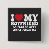 私は彼氏が大好きだから私から遠くにとどまって 缶バッジ (正面)
