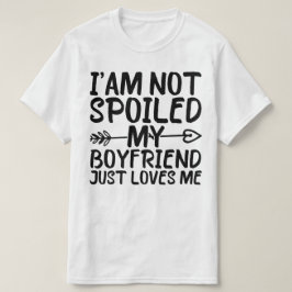 私は彼氏が私を愛しているだけで甘やかされていないおもしろい Tシャツ