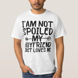 私は彼氏が私を愛しているだけで甘やかされていないおもしろい Tシャツ