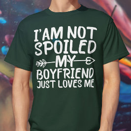 私は彼氏が私を愛しているだけで甘やかされていない Tシャツ