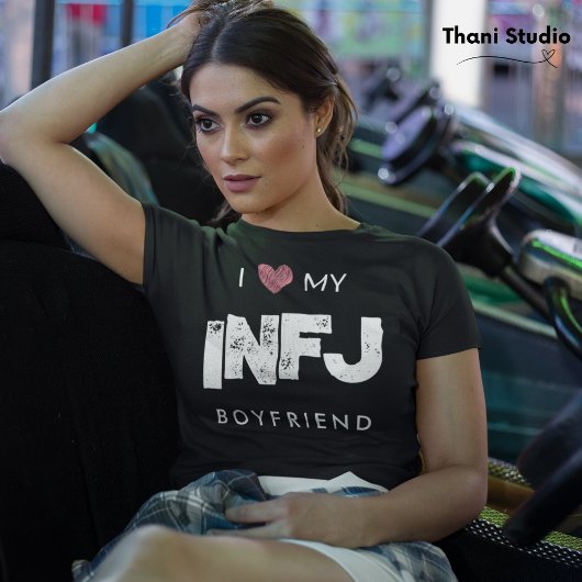 私は彼氏の性格特徴バレンタインが大好き Tシャツ