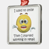 私は微笑する小売りの従業員のユーモアのが常でありました メタルオーナメント (左)