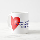 私は心臓発作を生き延びました コーヒーマグカップ (正面左)