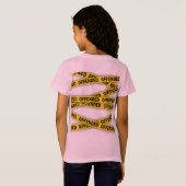 私は怒っている 警察テープ 立入禁止 Tシャツ (裏面フル)