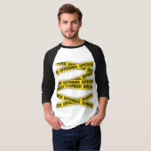 私は怒っている 警察テープ 立入禁止 Tシャツ (正面フル)