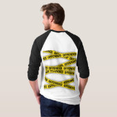 私は怒っている 警察テープ 立入禁止 Tシャツ (裏面フル)