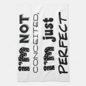 私は思い上がらない、私は完璧だ キッチンタオル (縦)