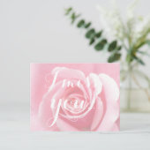 私は恋しく思、手書きタイポグラフィピンクのローズ ポストカード (スタンド正面)