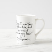 私は恋に落ち、-シェークスピア微笑しました ボーンチャイナマグカップ (右)