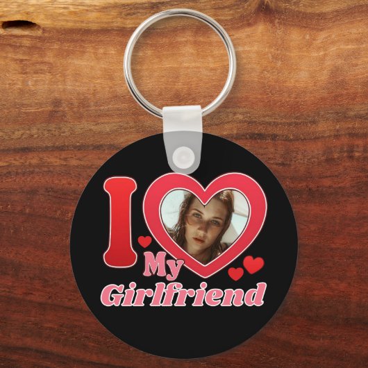 私は恋人の彼氏の妻の夫の写真が大好き キーホルダー (裏面)