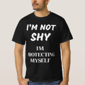 私は恥ずかしがり屋ではない、私は自保護分だ Tシャツ (正面)
