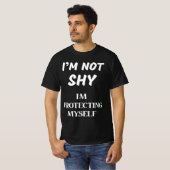 私は恥ずかしがり屋ではない、私は自保護分だ Tシャツ (正面フル)