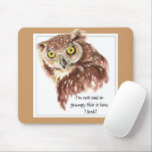 私は悲しくも不機嫌でもない。これが私のフクロウの見た目だ マウスパッド (マウス)