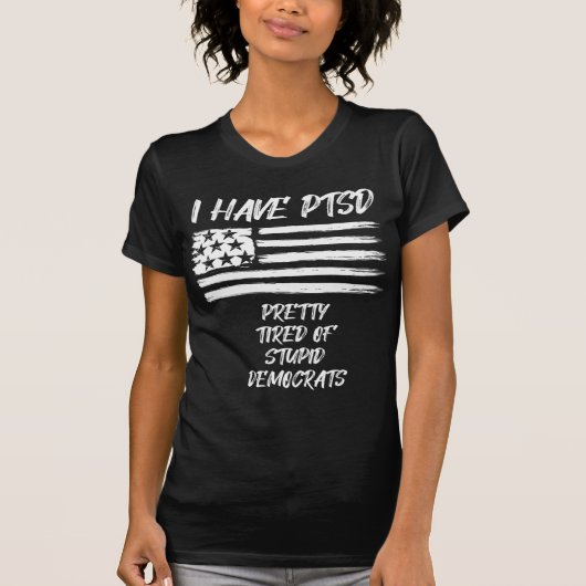 私は愚かかわいらしな民主党員のおもしろいPに疲れている Tシャツ (正面)