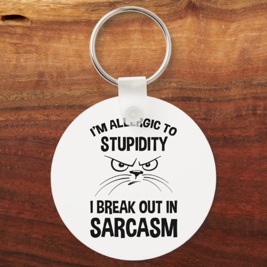 私は愚かさにアレルギーだ – 皮肉で分かる キーホルダー (正面)