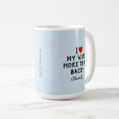私は愛します私の妻をベーコンのマグの青(15oz)よりもっと コーヒーマグカップ (正面右)