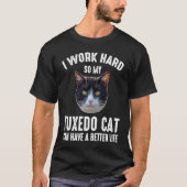 私は懸命でタキシード猫の生活が良くなる Tシャツ (正面)