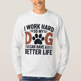 私は懸命で働いて、私の犬はより良く暮らす – 男性 Tシャツ