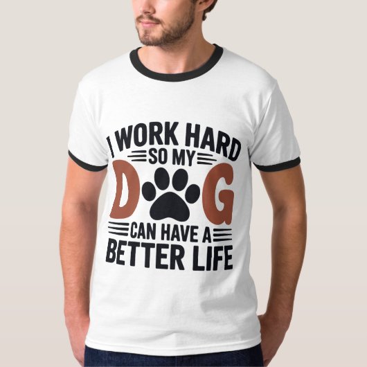 私は懸命で働いて、私の犬はより良く暮らす – 男性 Tシャツ (正面)