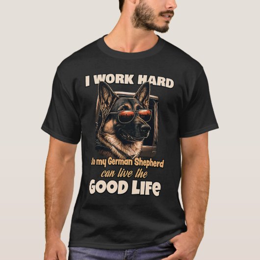 私は懸命で働き、私のドイツの羊飼いが神を生きることができる Tシャツ (正面)