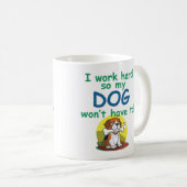 私は懸命で働くので私の犬は必要ない！ コーヒーマグカップ (正面右)