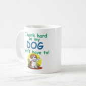 私は懸命で働くので私の犬は必要ない！ コーヒーマグカップ (正面左)