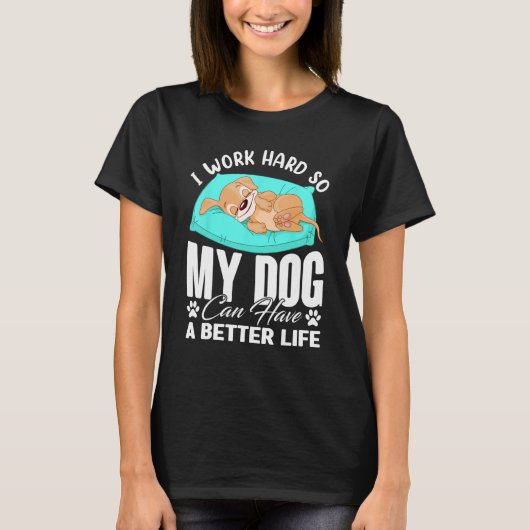私は懸命で犬の生活が良くなるおもしろい Tシャツ (正面)