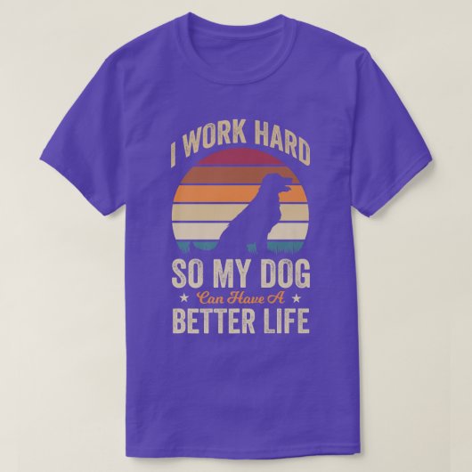 私は懸命で犬の生活が良くなるおもしろい Tシャツ (デザイン正面)