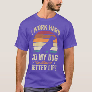 私は懸命で犬の生活が良くなるおもしろい Tシャツ