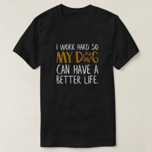 私は懸命で犬の生活が良くなるおもしろい Tシャツ