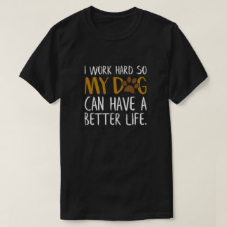 私は懸命で犬の生活が良くなるおもしろい Tシャツ