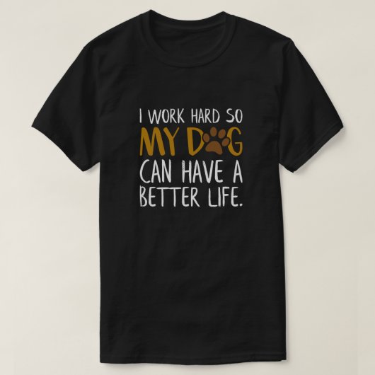 私は懸命で犬の生活が良くなるおもしろい Tシャツ (デザイン正面)