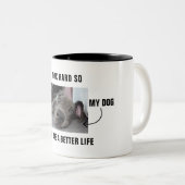 私は懸命を使って犬の方が良い生活を送れるようにする ツートーンマグカップ (正面右)