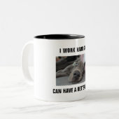 私は懸命を使って犬の方が良い生活を送れるようにする ツートーンマグカップ (正面左)