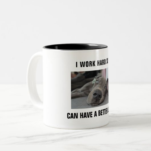 私は懸命を使って犬の方が良い生活を送れるようにする ツートーンマグカップ (正面左)