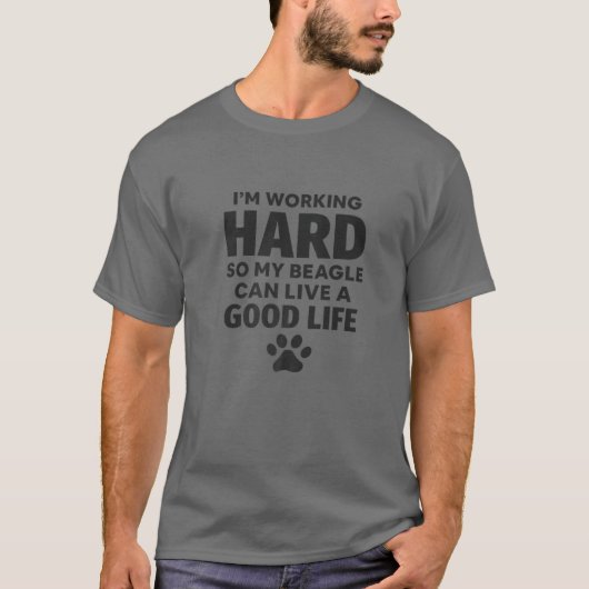 私は懸命を働いているのでビーグル犬の品種 Tシャツ (正面)