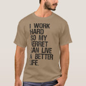 私は懸命を働いてフェレットがより良い生活を送れるようにしている Tシャツ (正面)