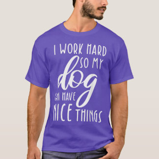 私は懸命を働いて私の犬は良いものを持つことがでおもしろいきるD Tシャツ