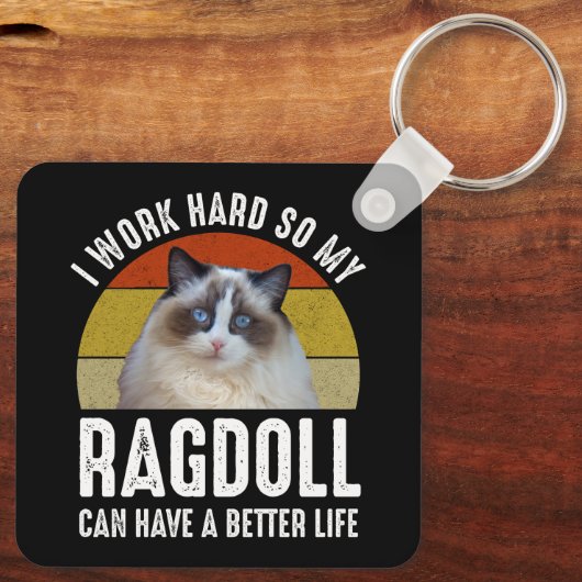 私は懸命を働いて、ラグドールの方が良い生活ができる キーホルダー (裏面)
