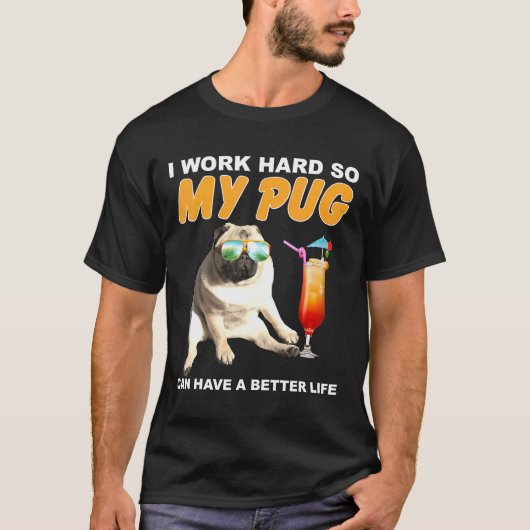 私は懸命を働いて、私のPugはより良い生活犬を持つことができるようにM Tシャツ (正面)