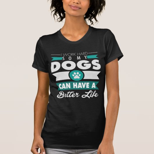 私は懸命を働かせます従って私の犬はよりよい生命を過すことができます Tシャツ (正面)