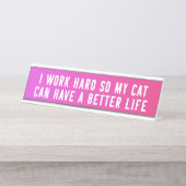 私は懸命を働かせます従って私の猫はおもしろいなよりよい生命を過すことができます デスクネームプレート (正面)