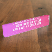 私は懸命を働かせます従って私の猫はよりよい生命を過すことができます デスクネームプレート (側面)